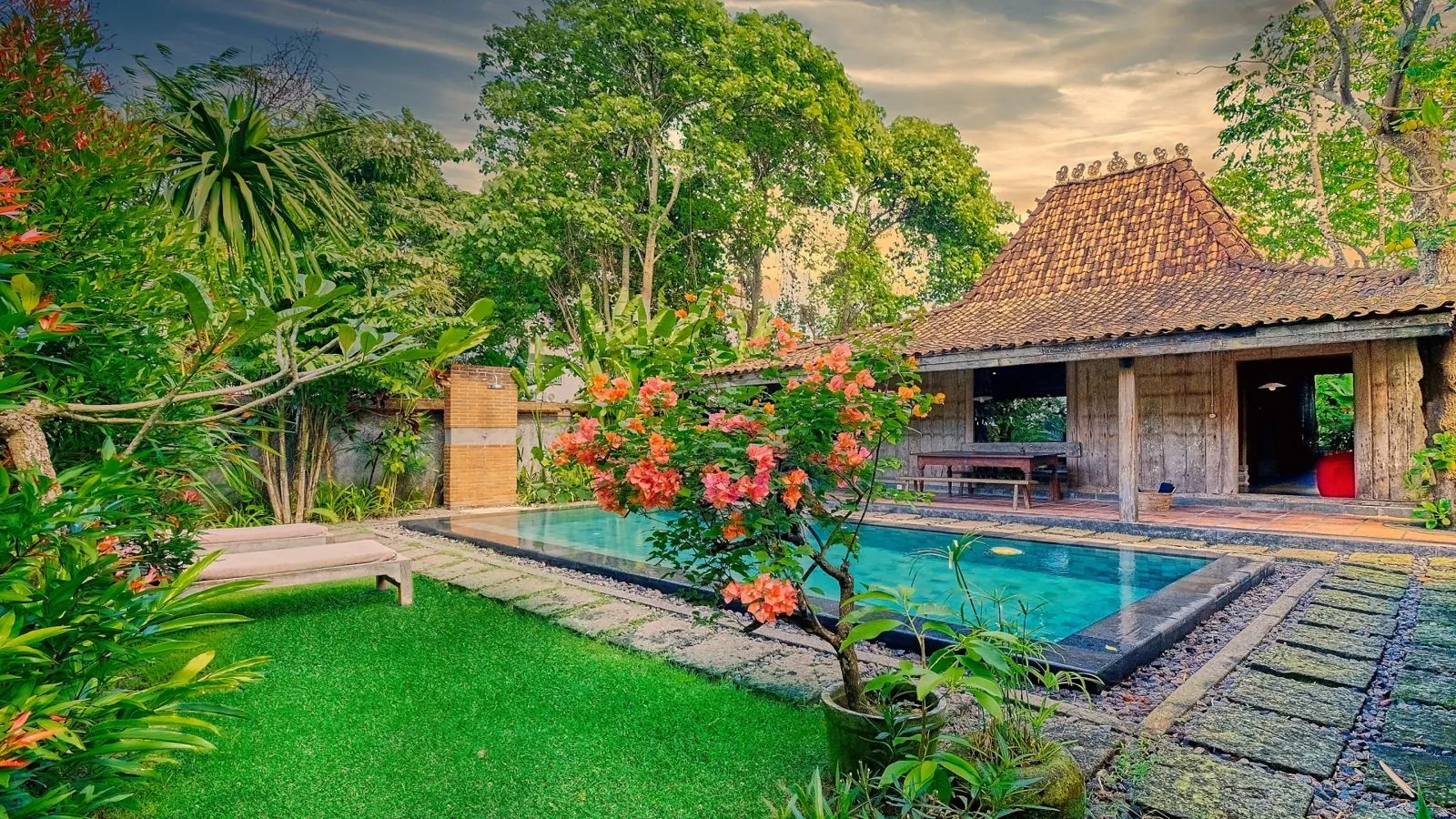 Jardin tropical et maison traditionnelle balinaise