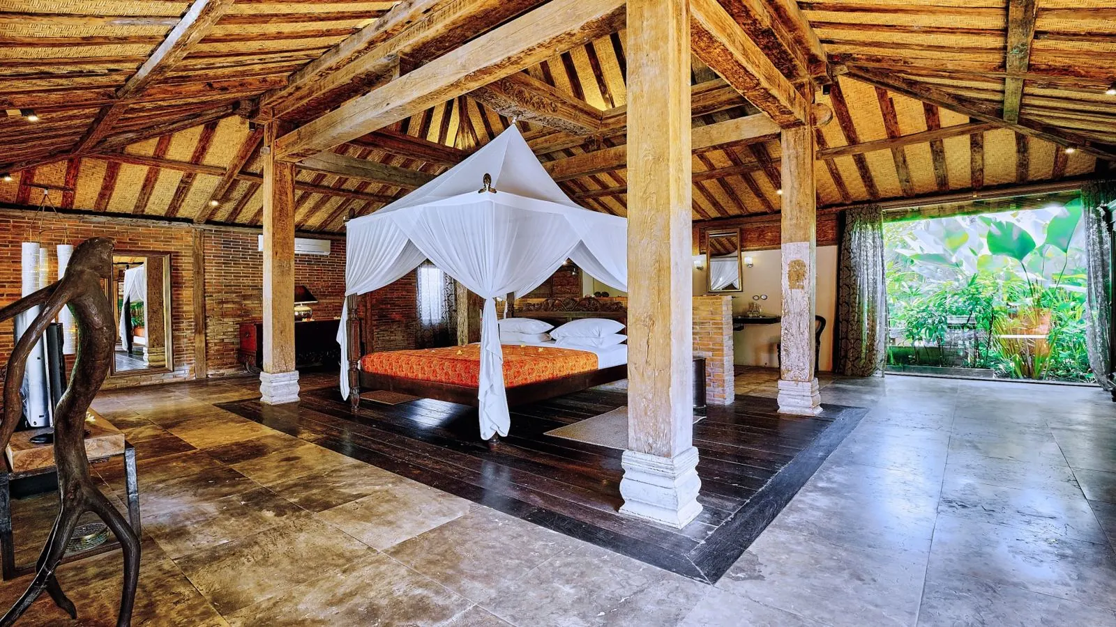 Chambre à baldaquin du Honeymoon, maison traditionnelle balinaise en teck