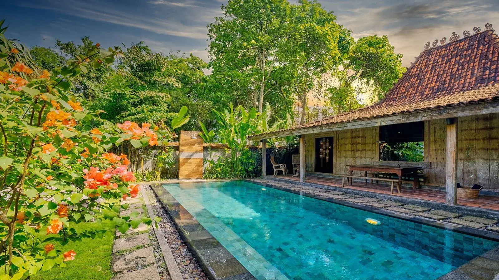 Le Honeymoon et sa piscine privée entourés de fleurs