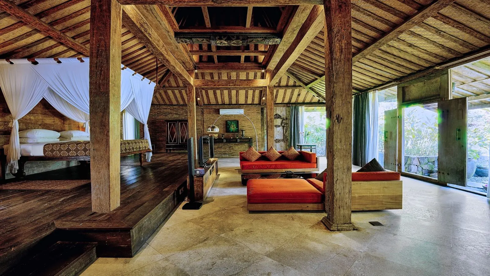Intérieur en teck du Honeymoon, maison traditionnelle balinaise