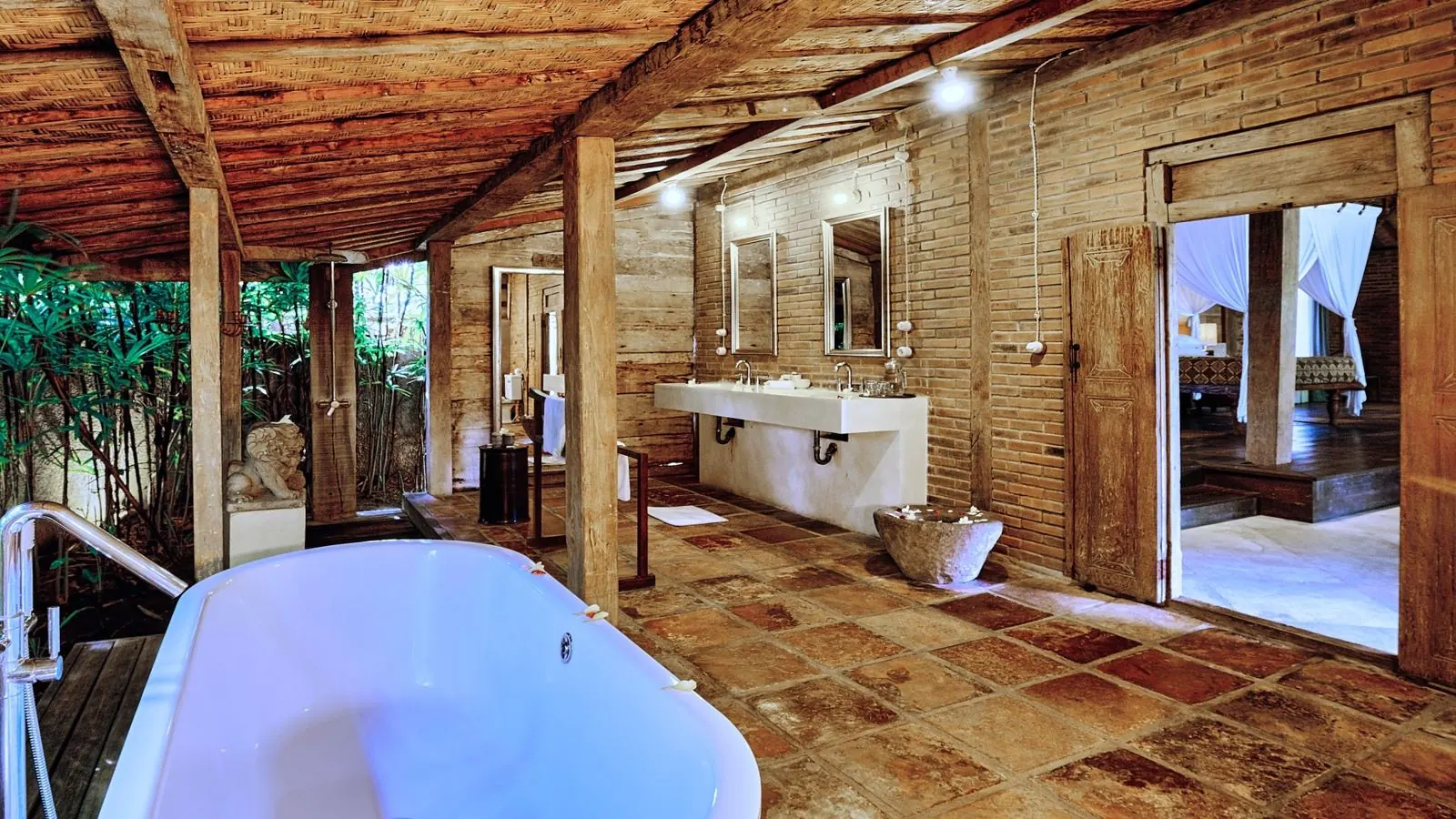 Salle de bain semi-ouverte du Honeymoon, maison traditionnelle balinaise