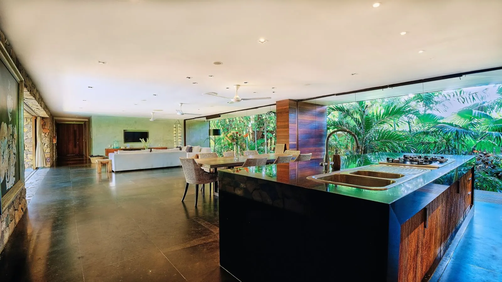 Cuisine équipée ouverte sur le jardin tropical