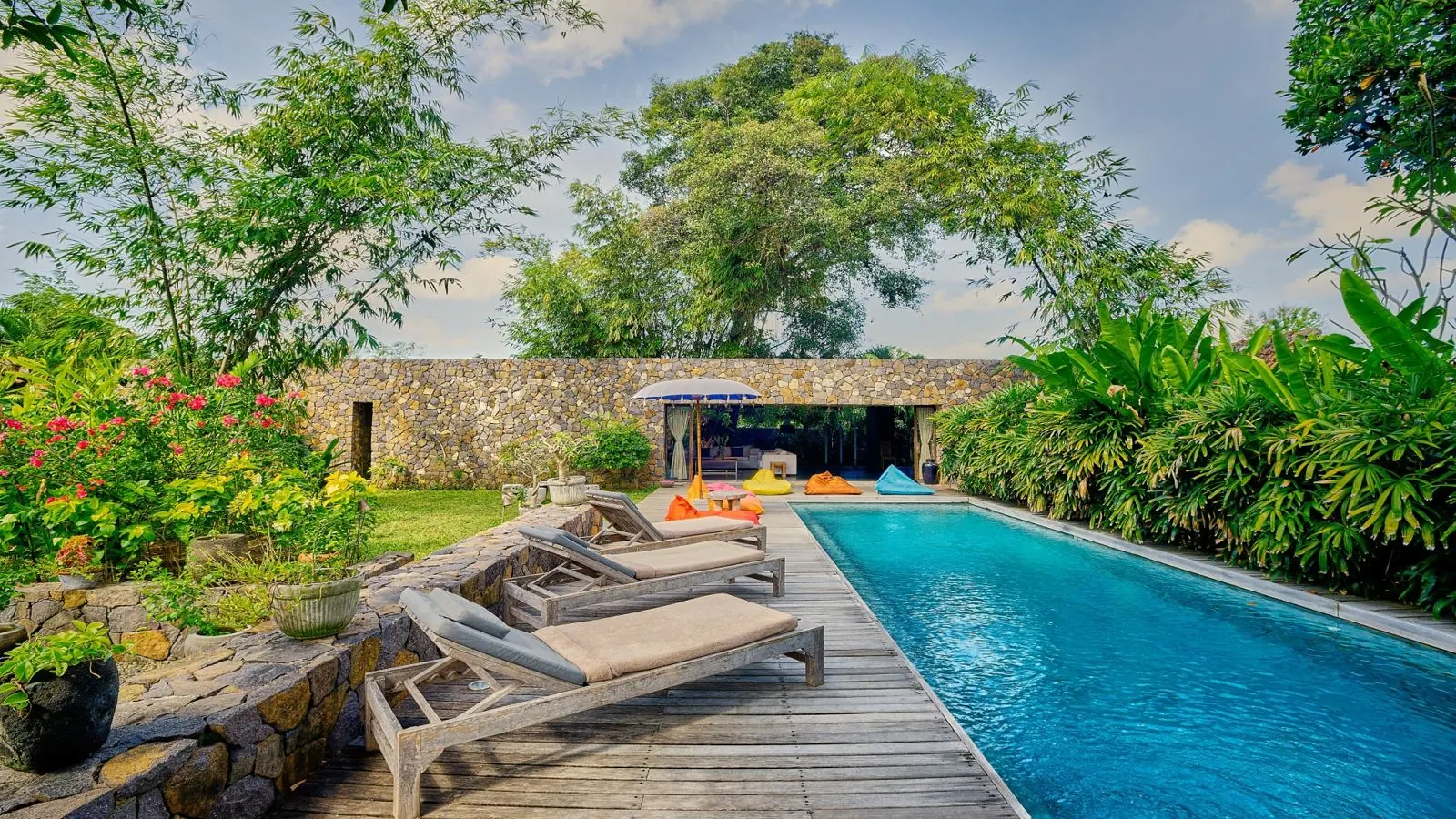 Piscine et pavillon en pierre de la Wahyu Villa