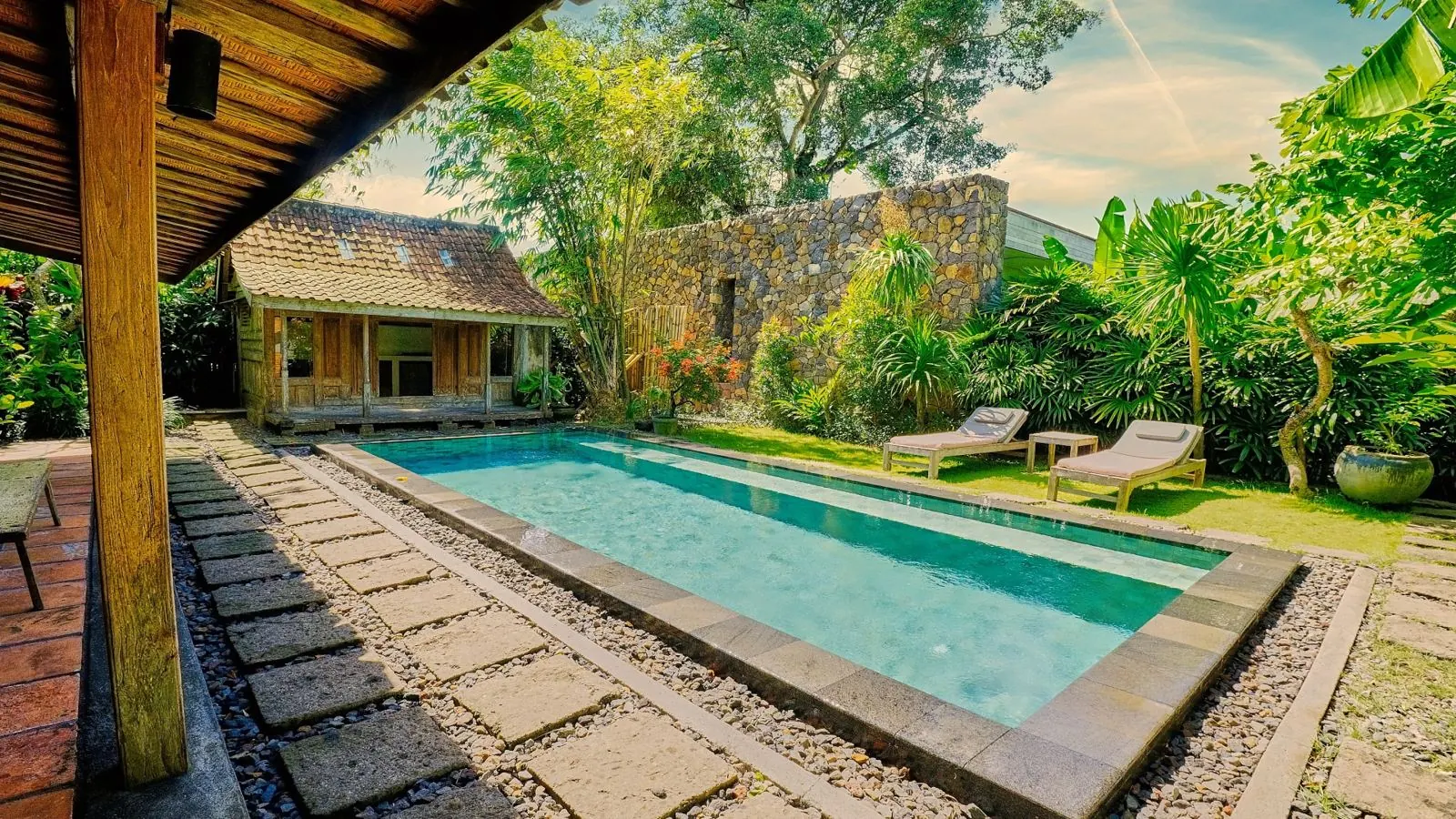 Terrasse en bois au bord de la piscine