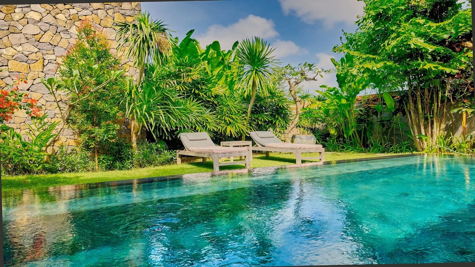 Transats au bord de la piscine privée
